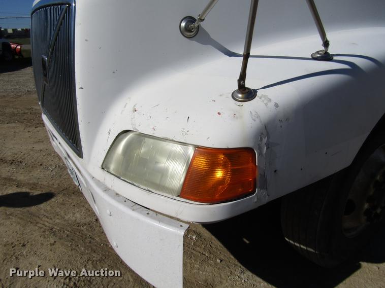 image for item DD3744 1999 Volvo VNL semi truck