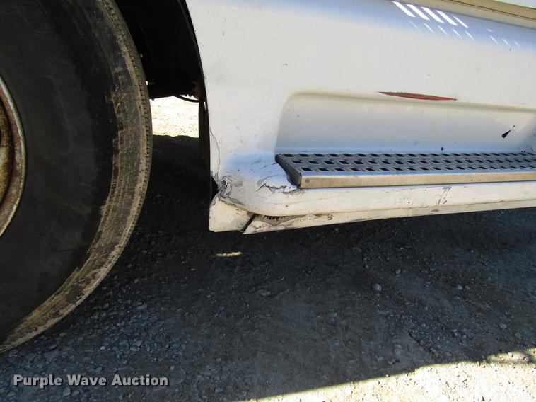 image for item DD3744 1999 Volvo VNL semi truck