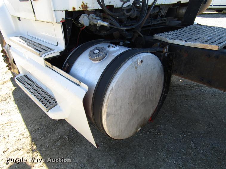 image for item DD3744 1999 Volvo VNL semi truck