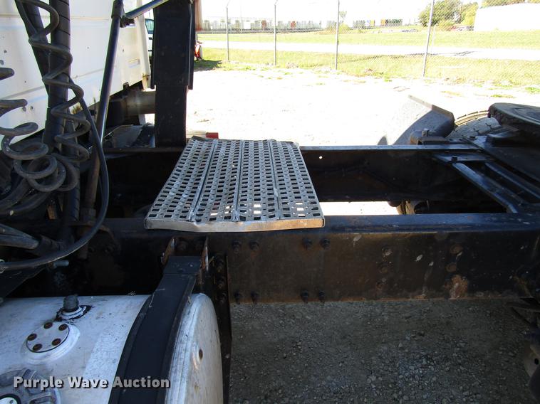 image for item DD3744 1999 Volvo VNL semi truck