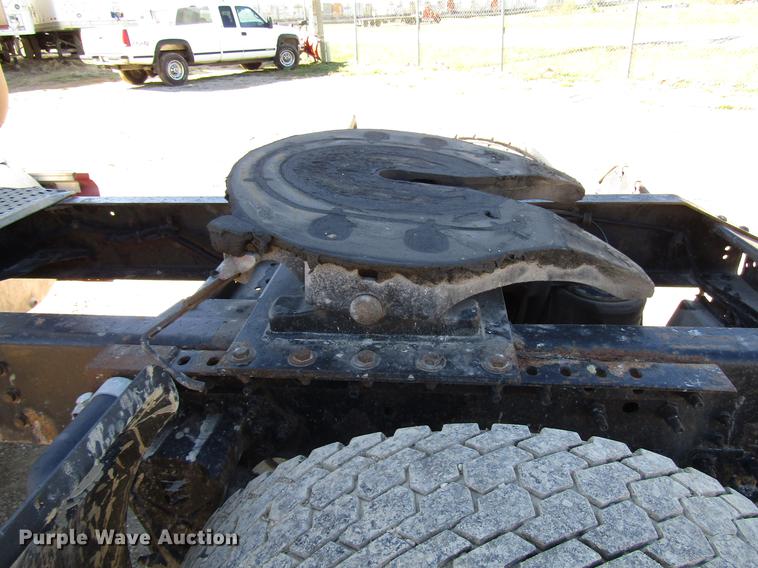 image for item DD3744 1999 Volvo VNL semi truck