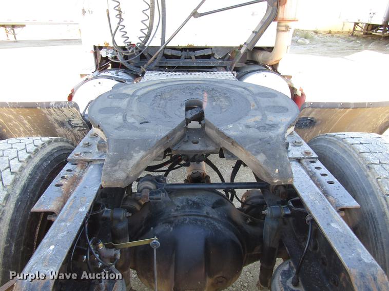 image for item DD3744 1999 Volvo VNL semi truck