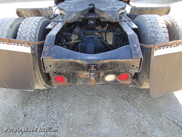 image for item DD3744 1999 Volvo VNL semi truck