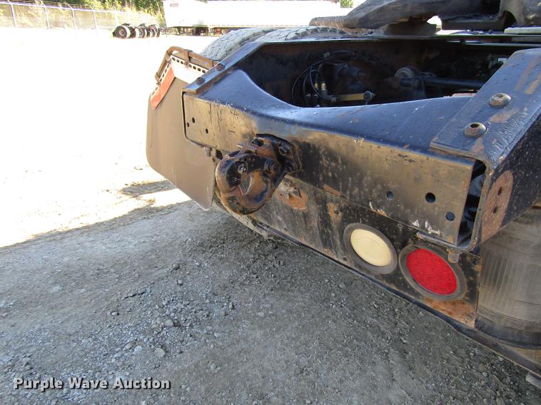 image for item DD3744 1999 Volvo VNL semi truck