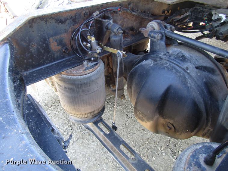 image for item DD3744 1999 Volvo VNL semi truck