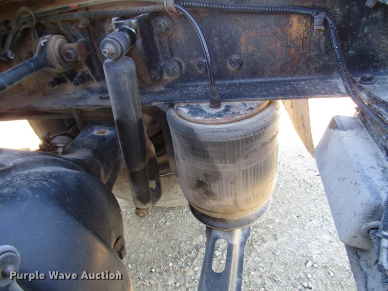 image for item DD3744 1999 Volvo VNL semi truck