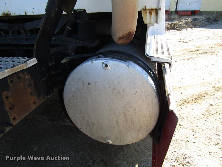 image for item DD3744 1999 Volvo VNL semi truck