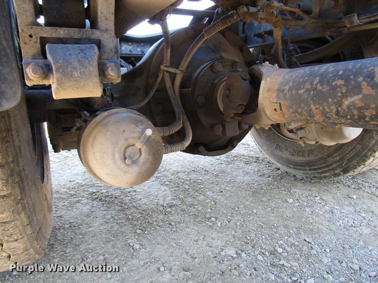 image for item DD3744 1999 Volvo VNL semi truck