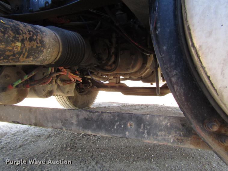 image for item DD3744 1999 Volvo VNL semi truck