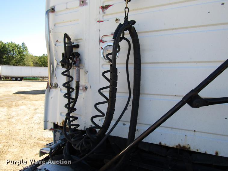 image for item DD3744 1999 Volvo VNL semi truck