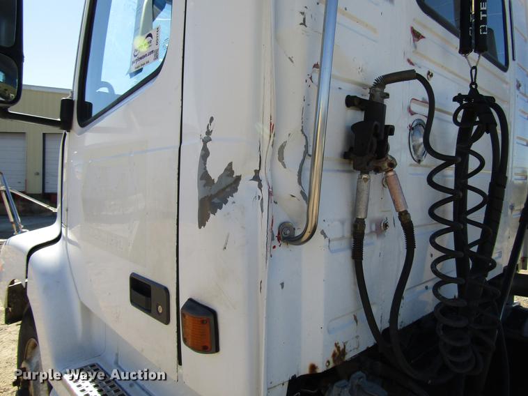 image for item DD3744 1999 Volvo VNL semi truck