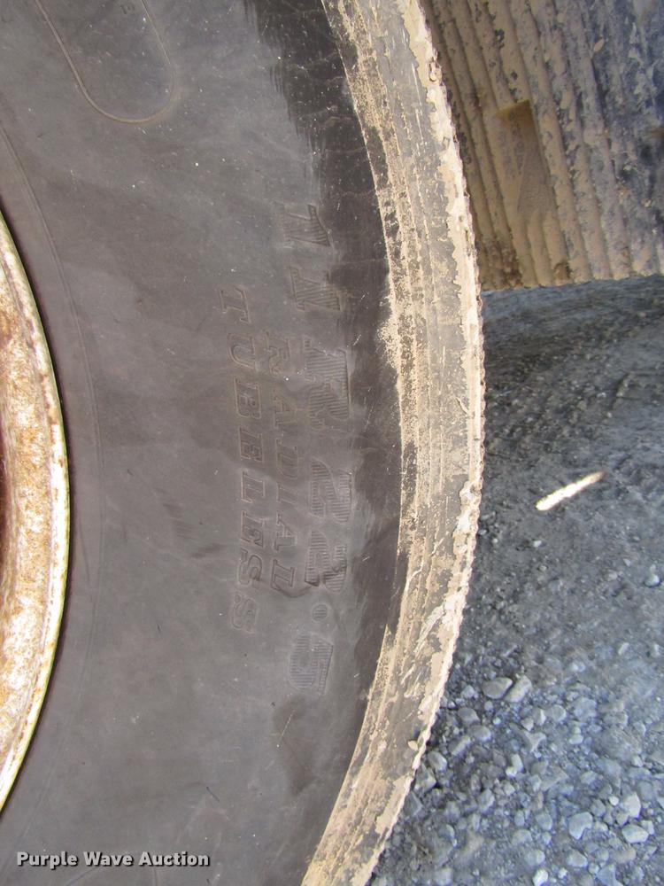 image for item DD3744 1999 Volvo VNL semi truck