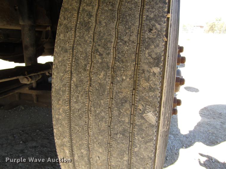 image for item DD3744 1999 Volvo VNL semi truck