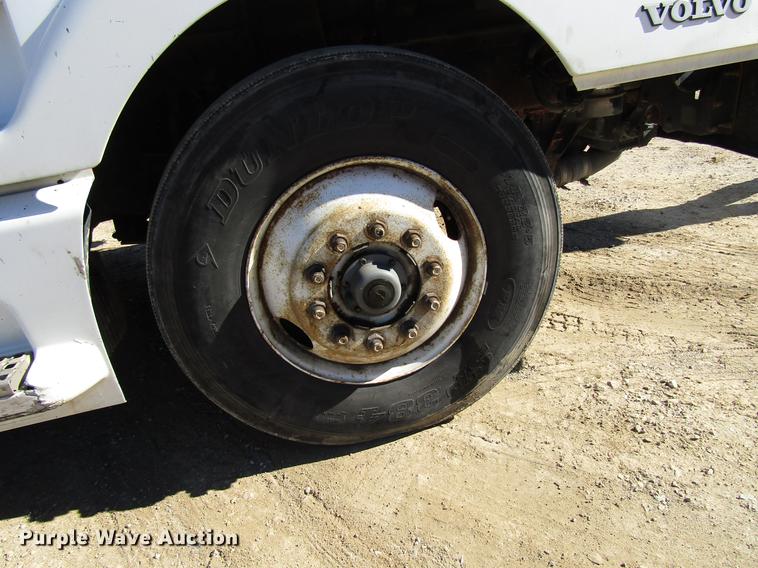 image for item DD3744 1999 Volvo VNL semi truck