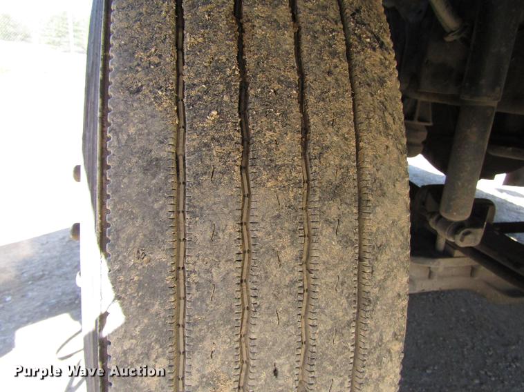 image for item DD3744 1999 Volvo VNL semi truck