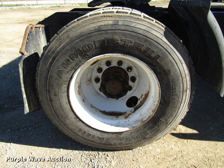 image for item DD3744 1999 Volvo VNL semi truck