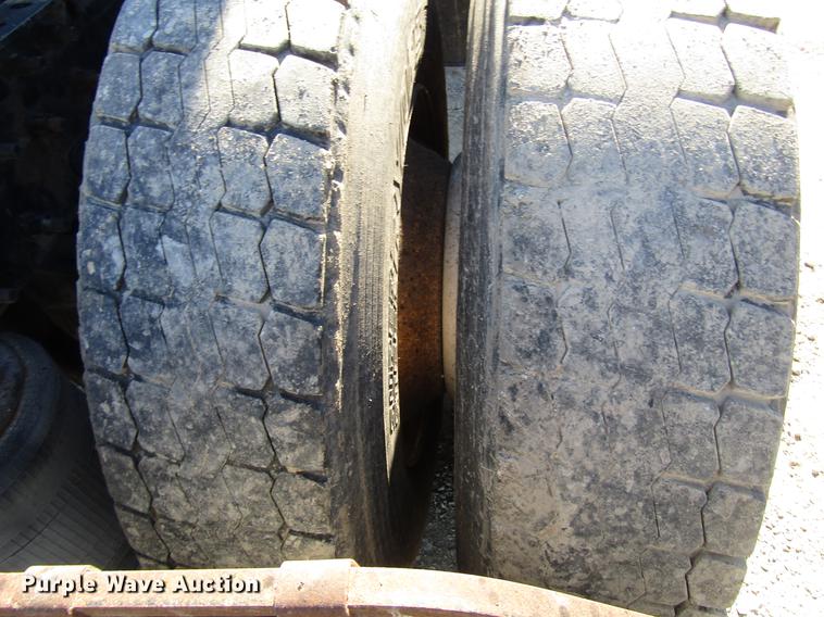 image for item DD3744 1999 Volvo VNL semi truck