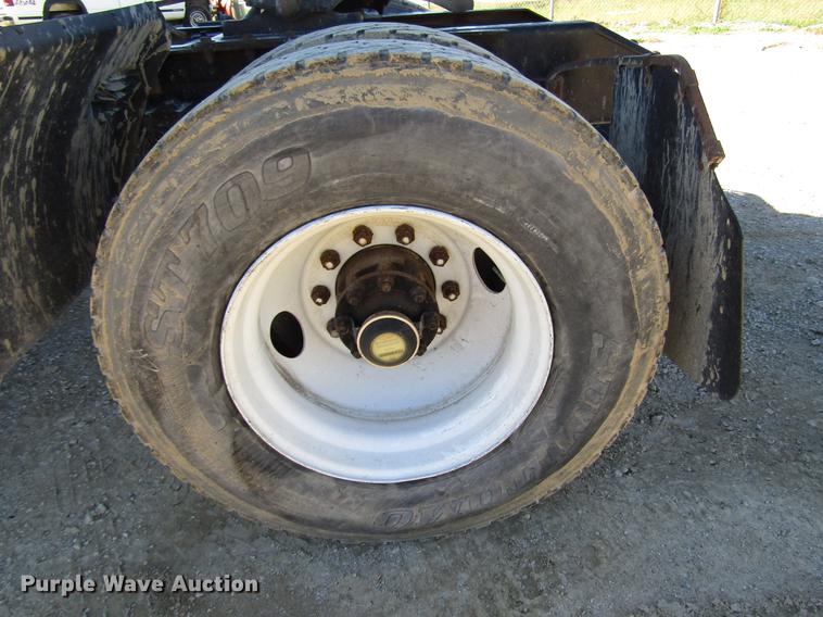 image for item DD3744 1999 Volvo VNL semi truck