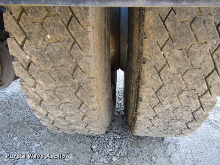 image for item DD3744 1999 Volvo VNL semi truck