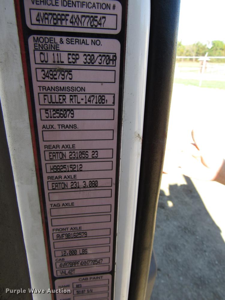 image for item DD3744 1999 Volvo VNL semi truck