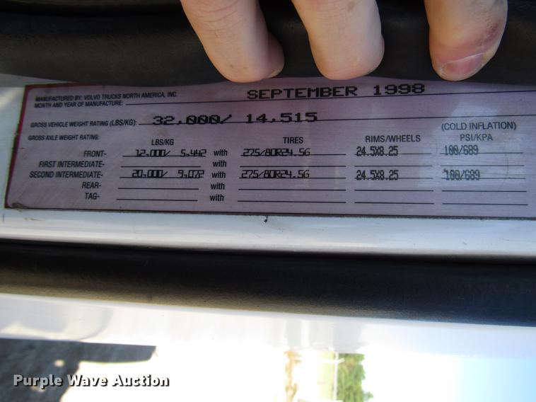 image for item DD3744 1999 Volvo VNL semi truck