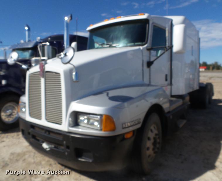 image for item DF2803 2006 Kenworth T600 semi truck