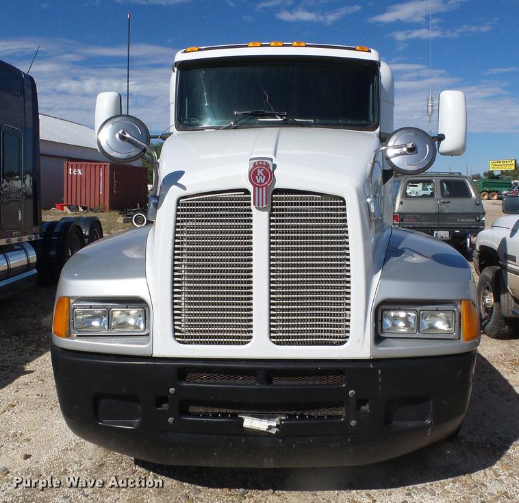 image for item DF2803 2006 Kenworth T600 semi truck