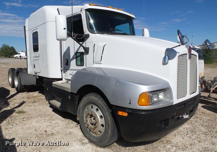 image for item DF2803 2006 Kenworth T600 semi truck