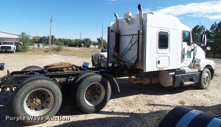 image for item DF2803 2006 Kenworth T600 semi truck