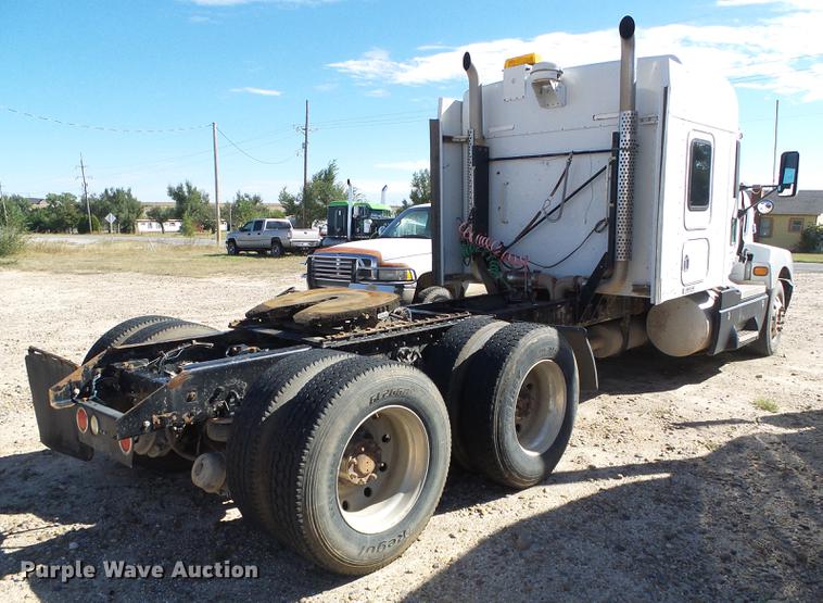 image for item DF2803 2006 Kenworth T600 semi truck