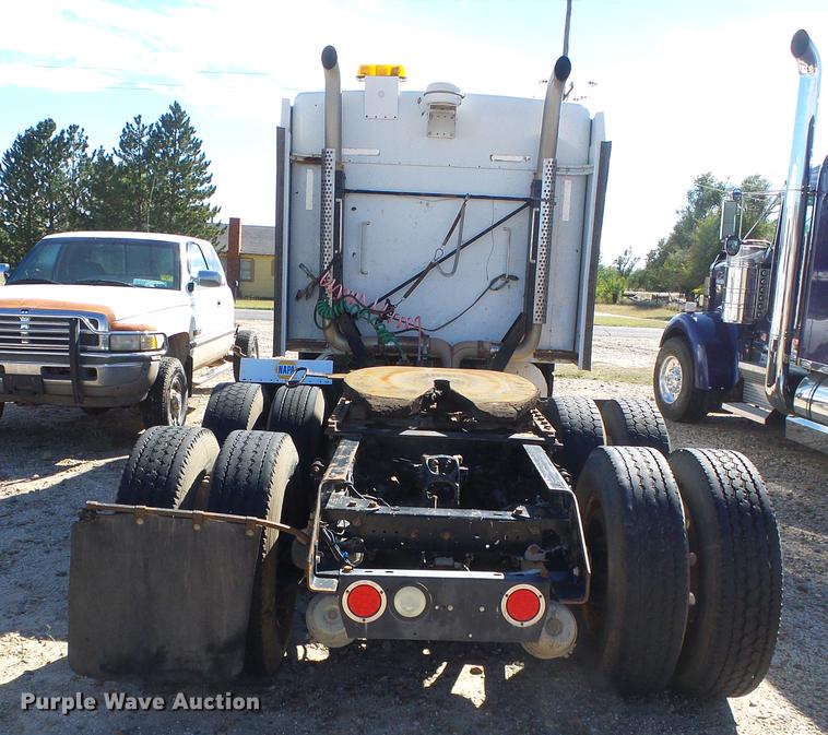 image for item DF2803 2006 Kenworth T600 semi truck