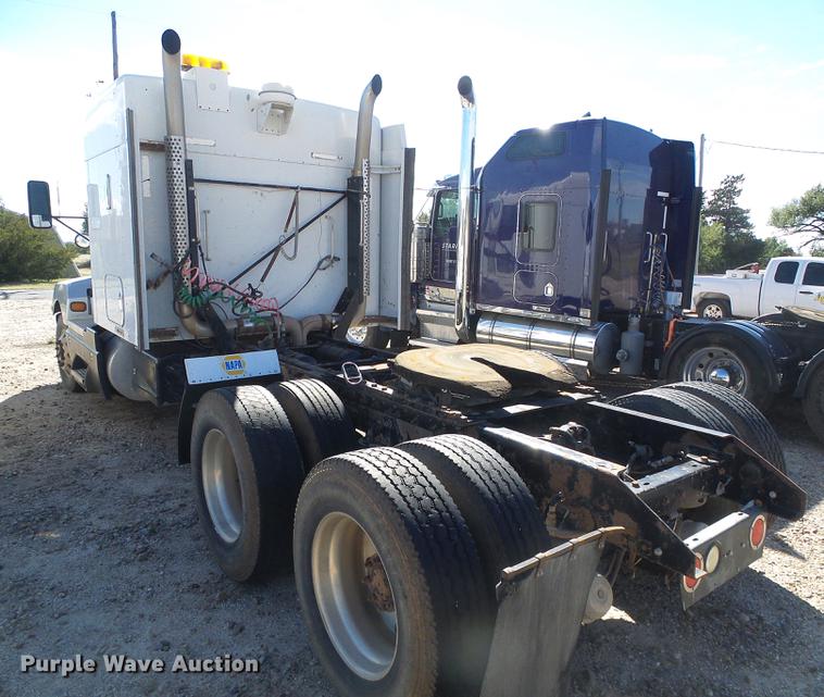 image for item DF2803 2006 Kenworth T600 semi truck