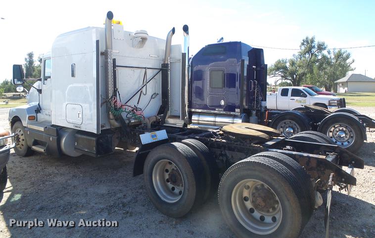 image for item DF2803 2006 Kenworth T600 semi truck