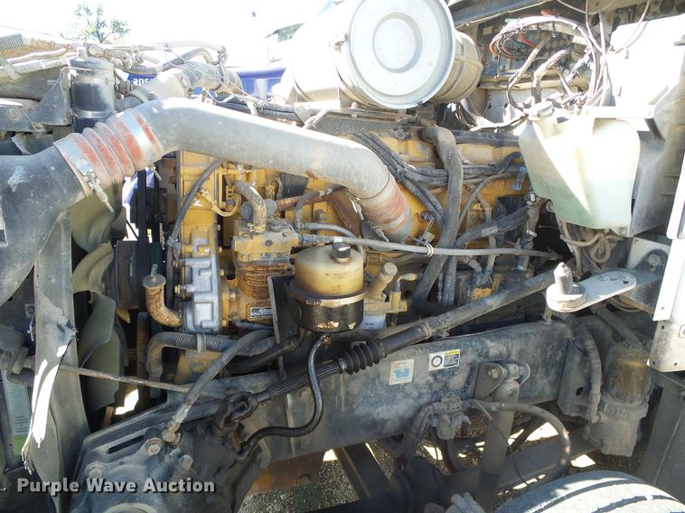 image for item DF2803 2006 Kenworth T600 semi truck