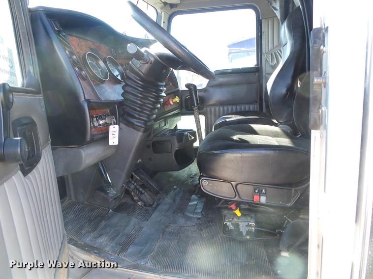 image for item DF2803 2006 Kenworth T600 semi truck