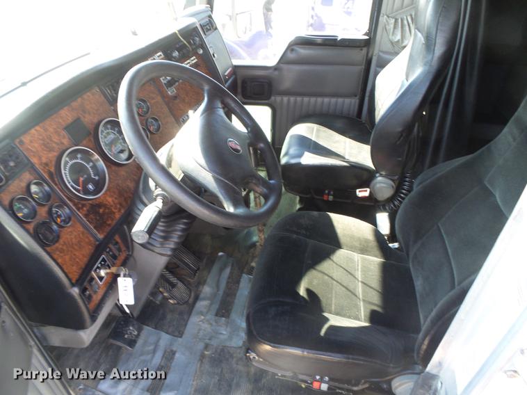 image for item DF2803 2006 Kenworth T600 semi truck