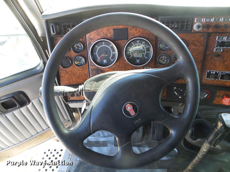 image for item DF2803 2006 Kenworth T600 semi truck