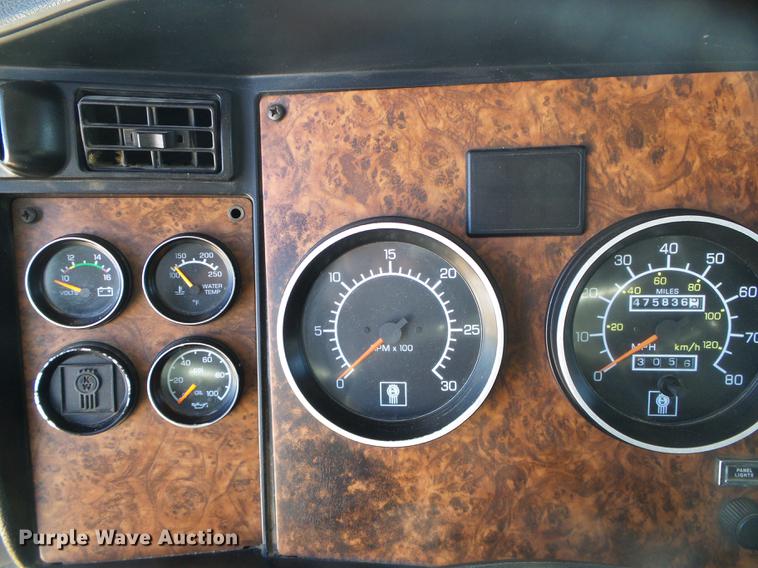 image for item DF2803 2006 Kenworth T600 semi truck