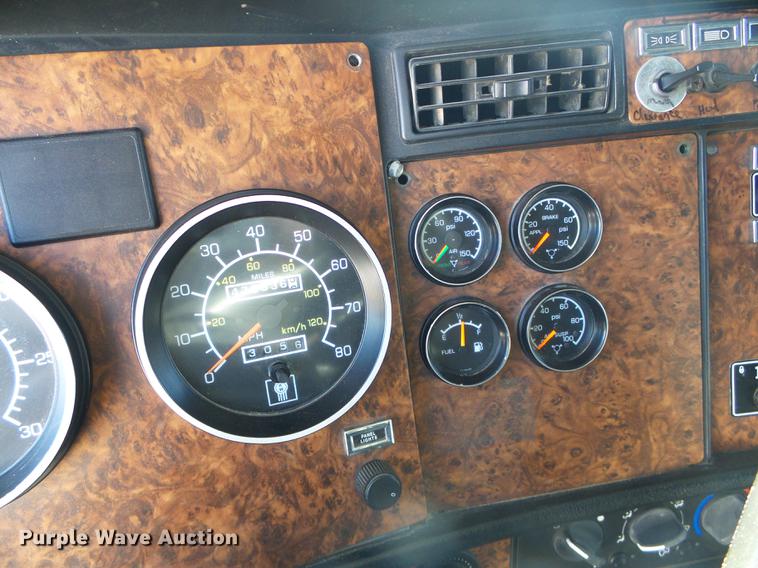 image for item DF2803 2006 Kenworth T600 semi truck