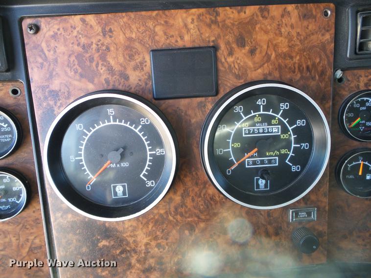 image for item DF2803 2006 Kenworth T600 semi truck