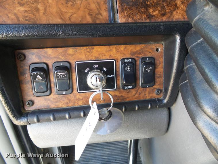 image for item DF2803 2006 Kenworth T600 semi truck