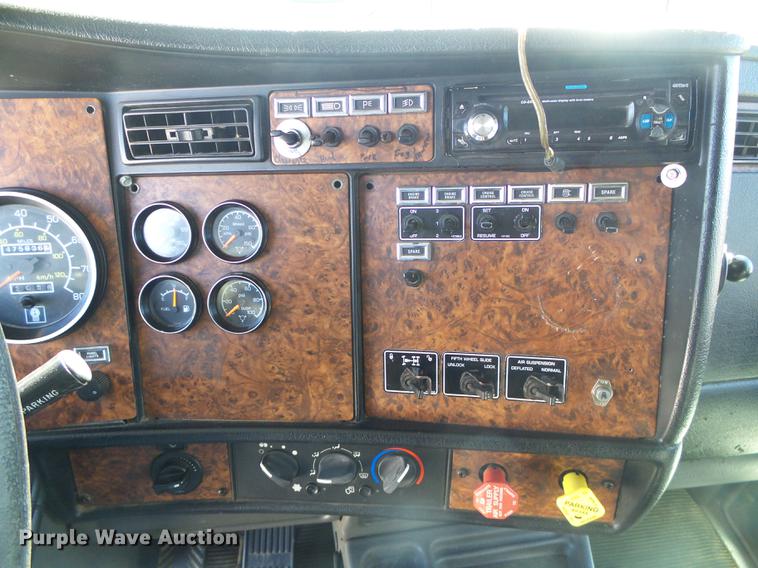 image for item DF2803 2006 Kenworth T600 semi truck