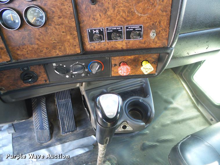 image for item DF2803 2006 Kenworth T600 semi truck