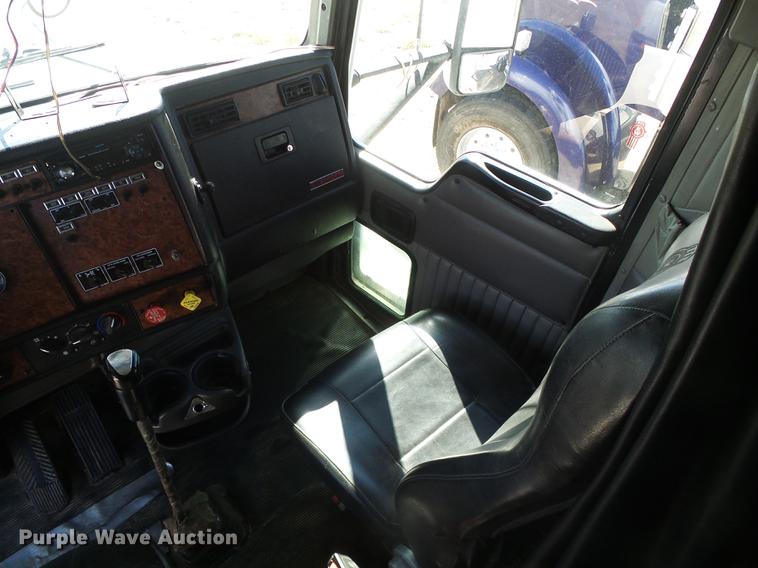 image for item DF2803 2006 Kenworth T600 semi truck