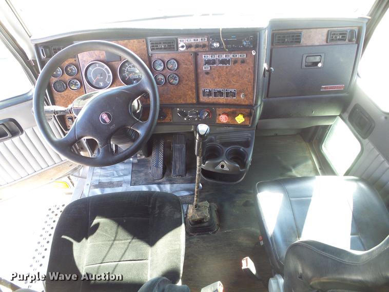 image for item DF2803 2006 Kenworth T600 semi truck
