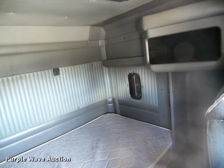 image for item DF2803 2006 Kenworth T600 semi truck