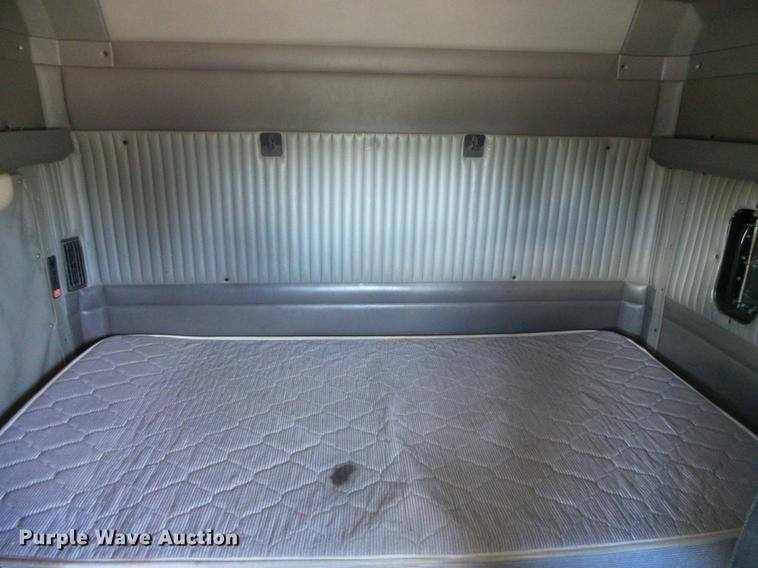 image for item DF2803 2006 Kenworth T600 semi truck