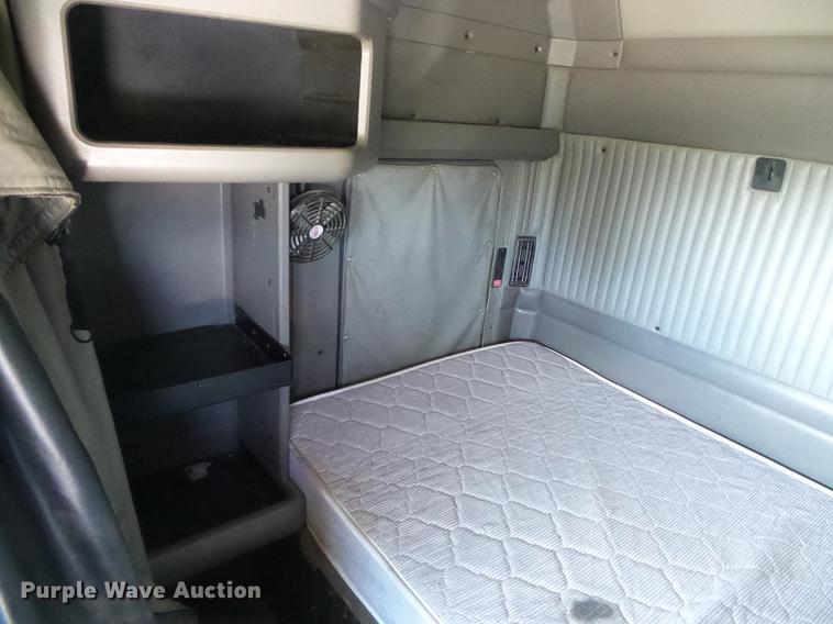 image for item DF2803 2006 Kenworth T600 semi truck