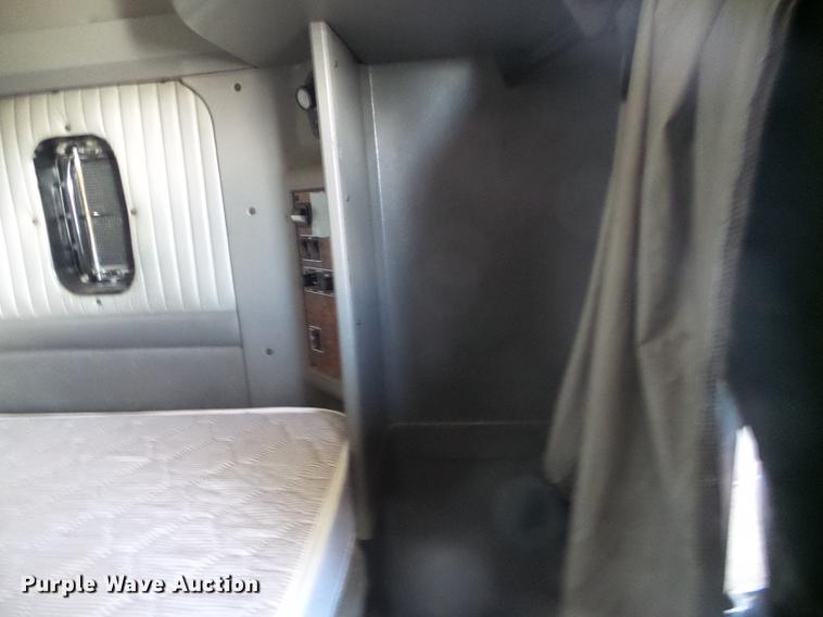 image for item DF2803 2006 Kenworth T600 semi truck