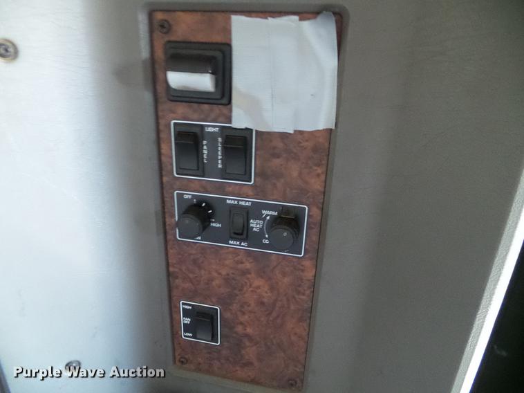 image for item DF2803 2006 Kenworth T600 semi truck